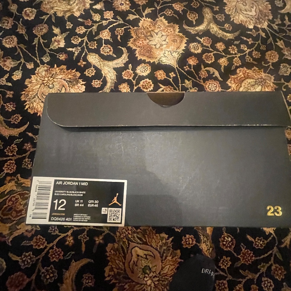 Sneakers - Picture 6 of 9
